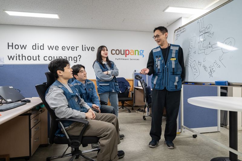 쿠팡풀필먼트서비스(CFS) 오토메이션 엔지니어들이 업무 아이디어를 나누고 있다. 쿠팡 제공