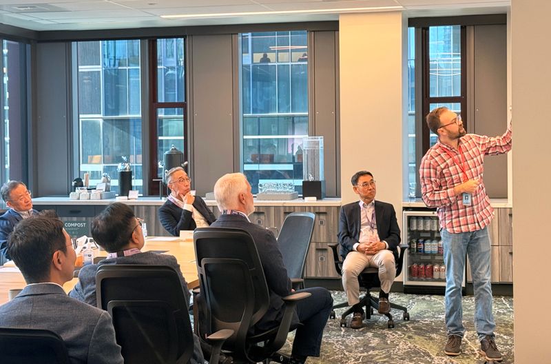 박지원 두산그룹 부회장(뒷줄 왼쪽 두번째)과 경영진이 22일(현지시간), 미국 시애틀 아마존 본사를 방문해 담당자로부터 인공지능(AI) 기반 혁신사례와 기술에 대해 듣고 있다. 두산그룹 제공