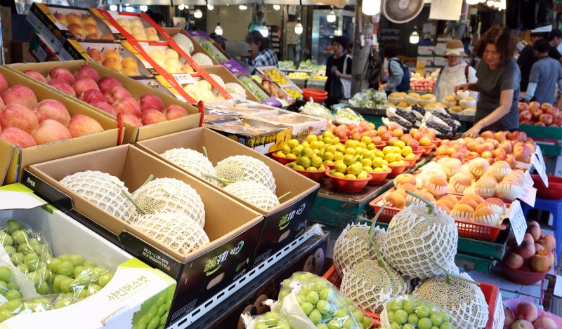 전국 최대 직거래장터인 '추석 서로장터'가 서울광장에서 24일부터 26일까지 열린다. 서울 청량리 청과물 시장 모습. 뉴스1