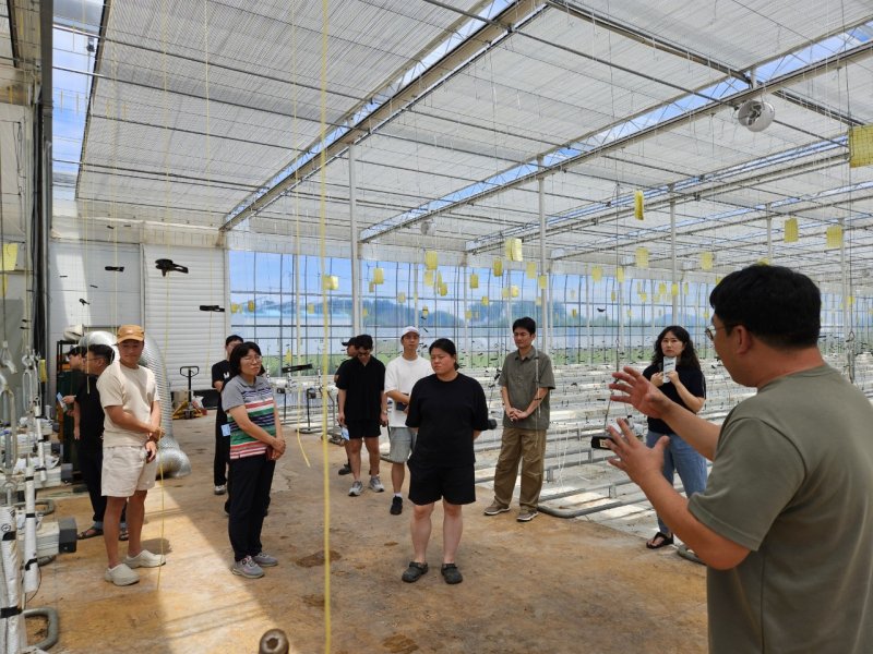 [익산=뉴시스] 청년농업인 스마트팜 현장 멘토링. (사진=익산시 제공) 2025.09.23. photo@newsis.com *재판매 및 DB 금지