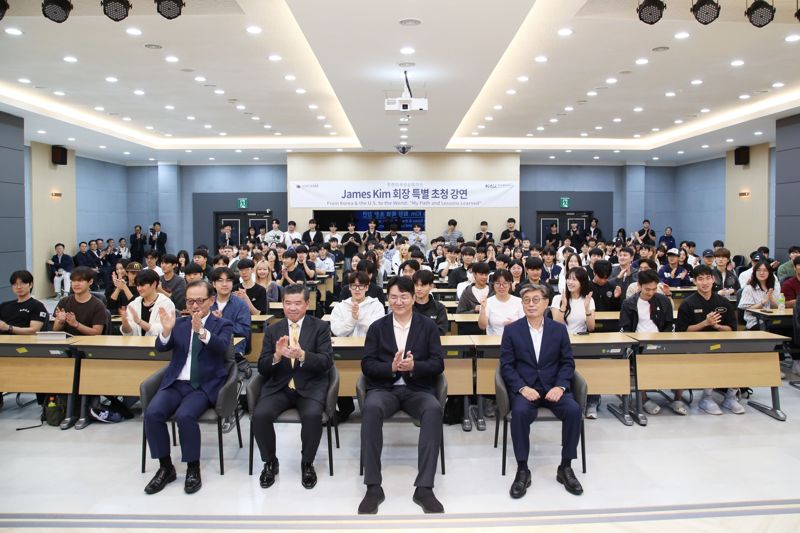 허희영 한국항공대 총장(앞줄 왼쪽부터), 제임스 김 암참 회장 겸 대표이사, 조원태 한진그룹 회장, 성용락 정석인하학원 이사장이 지난 22일 한국항공대학교 특별강연에서 주요 내빈을 비롯한 한국항공대 교직원 및 학생들과 기념촬영을 하고 있다. 한국항공대학교 제공