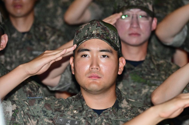 23일 오전 삼성전자 이재용 회장의 장남 이지호 씨가 경남 창원시 진해구 해군사관학교에서 열린 '제139기 해군 사관후보생 입교식'에서 참석해 있다. 뉴시스