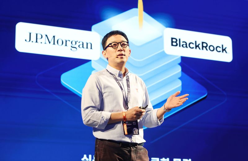 전선익 팩트블록 대표가 지난 23일 서울 광진구 워커힐 호텔앤리조트에서 열린 ‘코리아블록체인위크 2025(KBW2025)’ 메인 컨퍼런스 ‘임팩트(KBW2025:IMPACT)’에서 개회사를 하고 있다. 팩트블록 제공