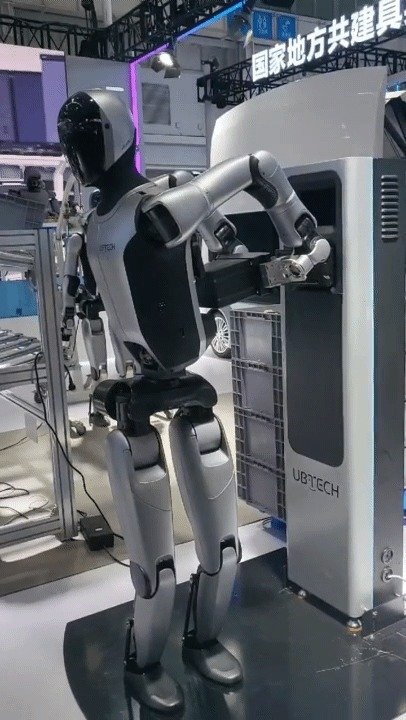 유비테크 워커 S2 모델이 스스로 배터리를 교체하는 모습.