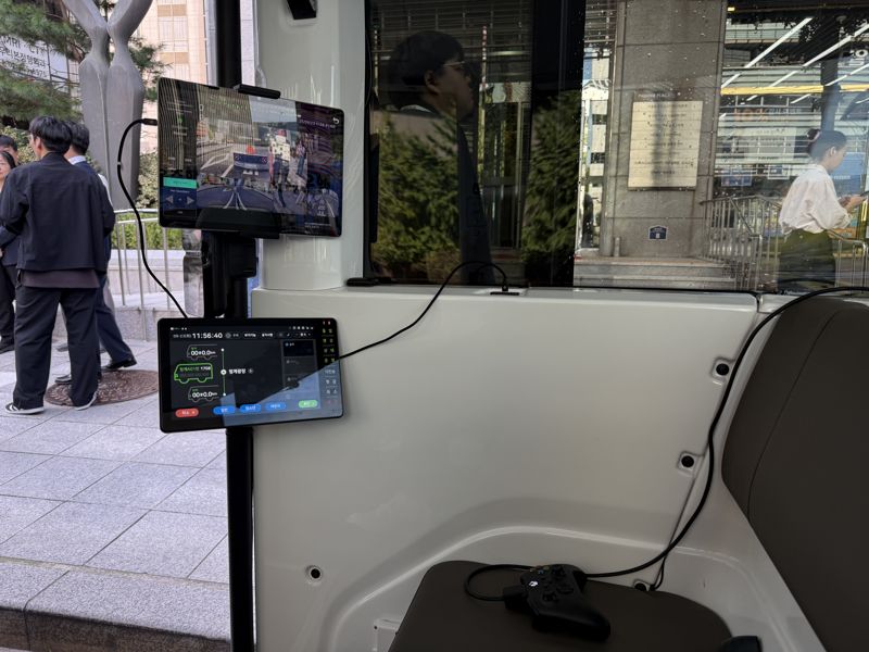 23일 '청계A01' 무인셔틀 내부에 수동조작 패널과 조이스틱이 설치돼있다. 이창훈 기자