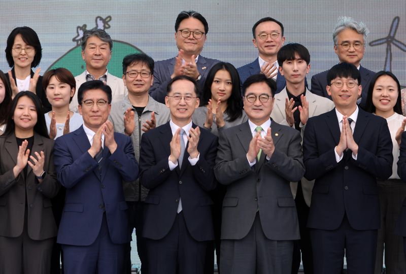 파이낸셜뉴스와 국회입법조사처가 공동 주최한 '2025 입법 및 정책 제안대회' 시상식이 23일 서울 여의도 국회 중앙잔디광장에서 진행된 가운데, 우원식 국회의장(앞줄 오른쪽 두번째), 송의달 파이낸셜뉴스 사장(앞줄 오른쪽 세번째), 노동일 파이낸셜뉴스 주필(앞줄 오른쪽 네번째) 등이 수상자들과 함께 기념 사진을 찍고 있다. 사진=박범준 기자