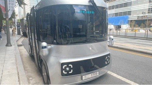 자율주행셔틀 '청계A01' 외관과 내부. 운전석을 없애고 대형 모니터로 주행 상황을 표시한다. 2025.9.23/뉴스1 ⓒ News1 한지명 기자