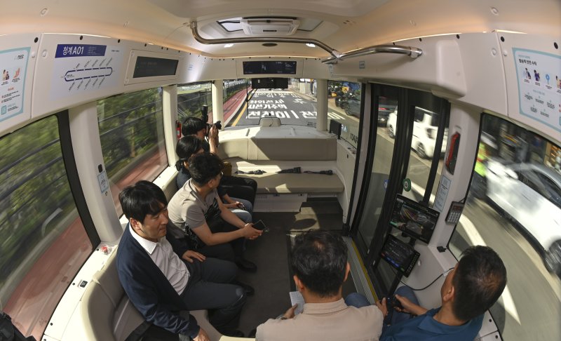 23일 오전 서울 중구 청계광장 인근에서 청계천 자율주행셔틀이 운행되고 있다. (공동취재) 2025.9.23/뉴스1 ⓒ News1 이광호 기자