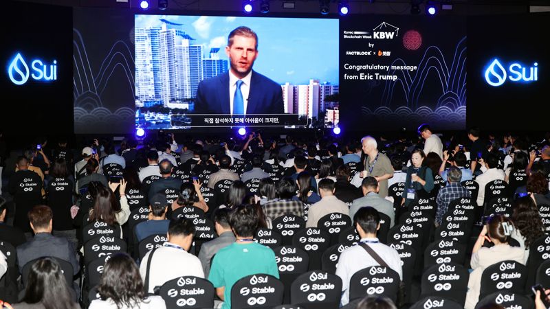 도널드 트럼프 미국 대통령의 차남 에릭 트럼프가 23일 서울 워커힐 호텔앤리조트에서 열린 ‘코리아블록체인위크 2025(KBW2025)’ 메인 컨퍼런스인 ‘임팩트(KBW2025:IMPACT)’ 오프닝 무대에서 영상 축사를 하고 있다. 사진=서동일 기자