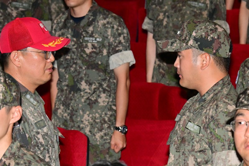 [창원=뉴시스] 차용현 기자 = 23일 오전 삼성전자 이재용 회장의 장남 이지호 씨가 경남 창원시 진해구 해군사관학교에서 열린 '제139기 해군 사관후보생 입교식'에서 대대장과 악수하고 있다. 2025.09.23. con@newsis.com