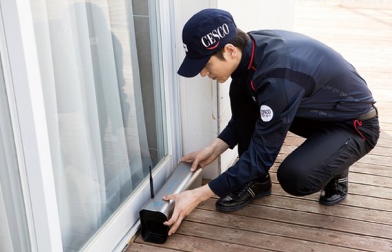 세스코는 서울 성동구청과 손잡고 바퀴벌레 퇴치 시범을 추진한다. 이번 사업은 세스코가 보유한 첨단 해충 분석 기술과 독자적인 방제 시스템을 공공 방역에 접목한 사례로 주목받고 있다. 사진은 세스코 스마트 통합방제솔루션을 통해 환경위생전문가의 현장 진단 및 경향성 분석으로 해충의 침입 경로 및 발생 원인을 파악하고 개선 조치하는 모습