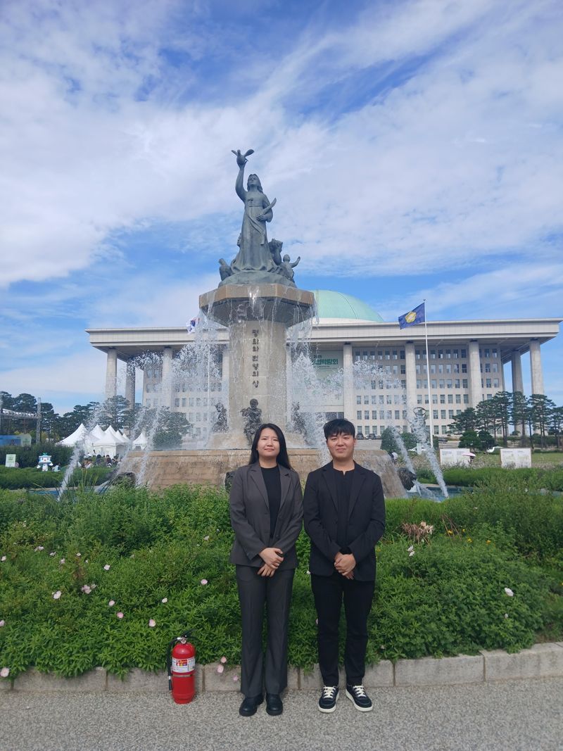 2025 국회 입법박람회 국회입법조사처장상 수상자 박효정(왼쪽)씨와 이동호(오른쪽)씨가 23일 국회 분수대 앞에서 포즈를 취하고 있다. 사진=송지원 기자