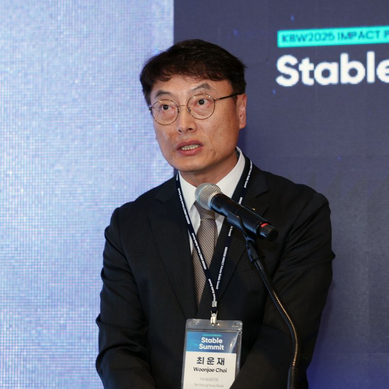 최운재 NH농협은행 디지털전략사업 부문장(부행장)이 23일 서울 워커힐 호텔앤리조트에서 열린 ‘코리아블록체인위크 2025(KBW2025)’의 '스테이블서밋' 행사에서 발표하고 있다. 사진=강재웅 기자