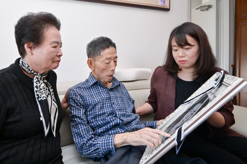 고인의 유가족, 왼쪽부터 아들 조정원 씨의 배우자 전우혜 씨(74세),조정원 씨, 조정원 씨의 딸이 고인의 생전 사진을 바라보고 있다. 국방부 제공