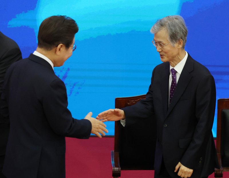 [서울=뉴시스] 국회사진기자단 = 이재명 대통령이 4일 서울 여의도 국회 로텐더홀에서 열린 제21대 대통령 취임선서에서 조희대 대법원장과 악수하고 있다. 2025.06.04. photo@newsis.com