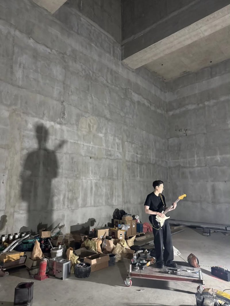 BTS 슈가, 2년 만에 SNS 활동 공식 재개…올블랙 의상에 기타 든 모습 눈길