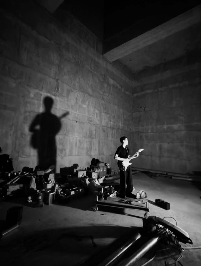 BTS 슈가, 2년 만에 SNS 활동 공식 재개…올블랙 의상에 기타 든 모습 눈길