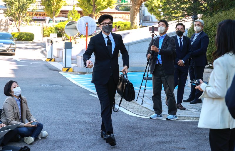 [서울=뉴시스] 추상철 기자 = 한동훈 법무부 장관이 27일 서울 종로구 헌법재판소에서 열리는 '검수완박법'의 위헌여부를 다투는 공개변론의 직접 변론을 위해 심판정에 도착하고 있다.(공동취재사진) 2022.09.27. photo@newsis.com