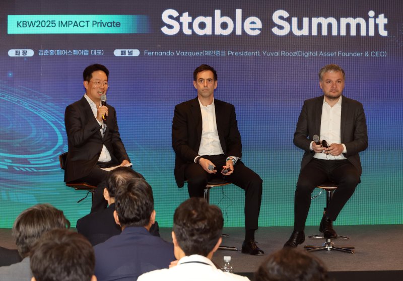 23일 서울 광진구 워커힐 호텔앤리조트에서 열린 '코리아블록체인위크 2025(KBW2025)'의 '스테이블서밋' 행사에서 김준홍 페어스퀘어랩 대표(왼쪽부터), 페르난도 바스케스 체인링크 자본시장 총괄, 유발 루즈 디지털에셋 최고경영자(CEO)이자 공동창립자가 패널토론을 하고 있다. 사진=박범준 기자