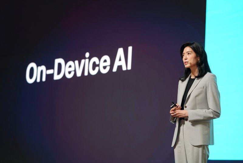 정신아 "역사상 처음 있는 변화" 정신아 카카오 대표가 23일 경기 용인 카카오AI캠퍼스에서 열린 '이프(if) 카카오' 콘퍼런스에서 키노트 세션 발표를 하고 있다. 정 대표는 "이번 개편은 역사상 처음 있는 최대 규모 변화로, 나를 표현하고 세상을 탐색하는 공간을 넓히는 데 집중했다"고 강조했다. 카카오 제공