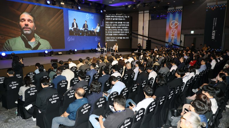 트럼프 장차남과 함께하는 KBW 도널드 트럼프 주니어(왼쪽 첫번째)가 23일 서울 광진구 워커힐 호텔앤리조트에서 열린 '코리아블록체인위크 2025(KBW2025)' 메인 컨퍼런스인 '임팩트(KBW2025:IMPACT)' 특별대담에 화상연결로 참여해 비트코인에 대한 견해를 밝히고 있다.