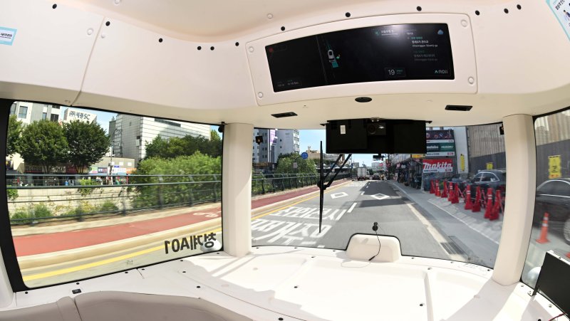 23일 서울 청계천 일대에서 자율주행 중인 셔틀버스 내부 전경. 운전석과 운전대가 없으며, 안전요원이 탑승하지만 운전에 관여하지 않는다. 청계광장~청계5가(광장시장)~청계광장을 순환하는 총 4.8㎞ 구간으로 주중 평일 오전 10시부터 오후 5시까지 운행한다. 연합뉴스