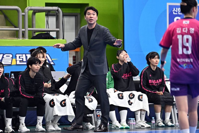 'H리그 우승 목표' 신창호 부산시설공단 감독 "포기 안하는 경기력, 팬들에 보답" [인터뷰]