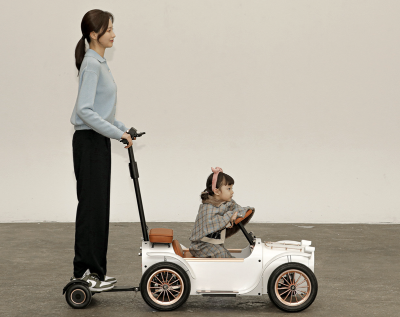 유아차도 아니고 전동킥보드도 아니고... 위험한 도로주행