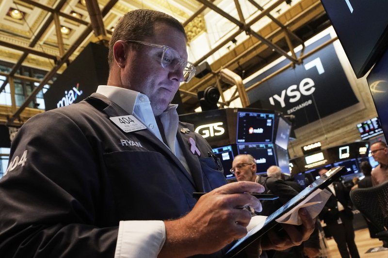 [뉴욕=AP/뉴시스] 지난달 14일(현지 시간) 미국 뉴욕의 뉴욕증권거래소에서 한 트레이더가 근무하는 모습. 2025.09.24.