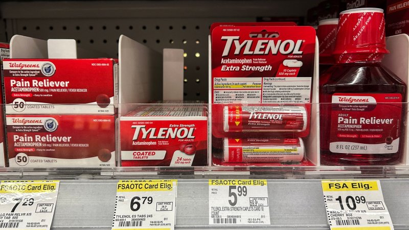 지난달 22일 미국 텍사스주 휴스턴의 한 약국에서 촬영된 다양한 타이레놀 제품들.AFP연합뉴스