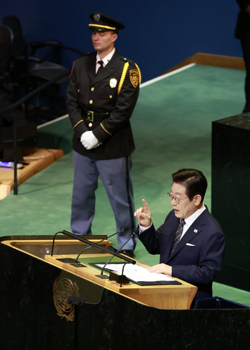 [뉴욕=뉴시스] 최동준 기자 = 이재명 대통령이 23일(현지 시간) 미국 뉴욕 유엔 본부에서 열린 제80차 유엔 총회에서 기조연설을 하고 있다. 2025.09.24. photocdj@newsis.com