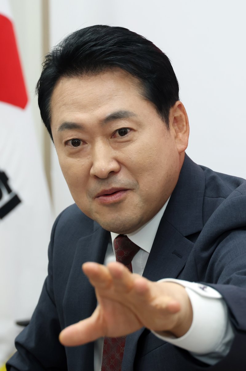 [서울=뉴시스] 고승민 기자 = 장동혁 국민의힘 대표가 서울 여의도 국회 집무실에서 뉴시스와 인터뷰를 하고 있다. 2025.09.24. kkssmm99@newsis.com