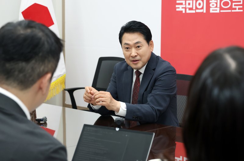 [서울=뉴시스] 고승민 기자 = 장동혁 국민의힘 대표가 서울 여의도 국회 집무실에서 뉴시스와 인터뷰를 하고 있다. 2025.09.24. kkssmm99@newsis.com