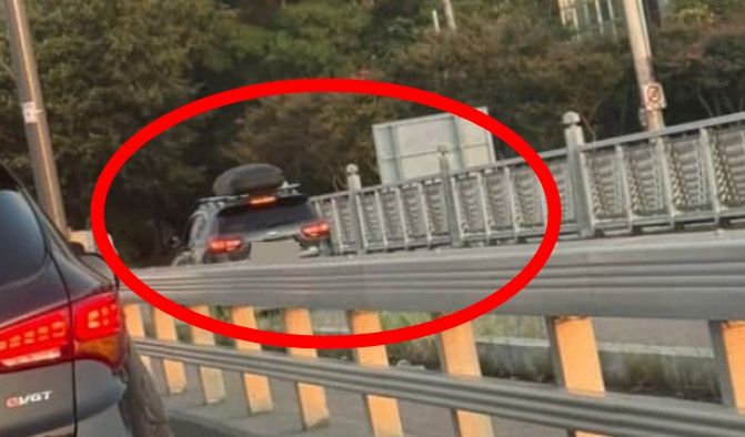 퇴근길 차 막히자 인도로...SUV에 과태료 7만원