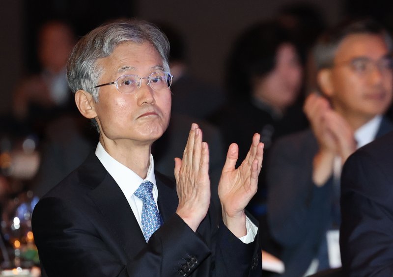 조희대 대법원장이 23일 오전 서울 중구 신라호텔에서 열린 ‘세종 국제 콘퍼런스’ 2일차 일정에 참석해 패널 발표를 들으며 손뼉치고 있다. 국회 법제사법위원회는 지난 22일 전체회의에서 더불어민주당 주도로 '조희대 대법원장 대선 개입 의혹 관련 긴급 현안 청문회' 실시계획서와 관련 증인·참고인 출석의 건을 의결했다. 2025.9.23/뉴스1 ⓒ News1 오대일 기자