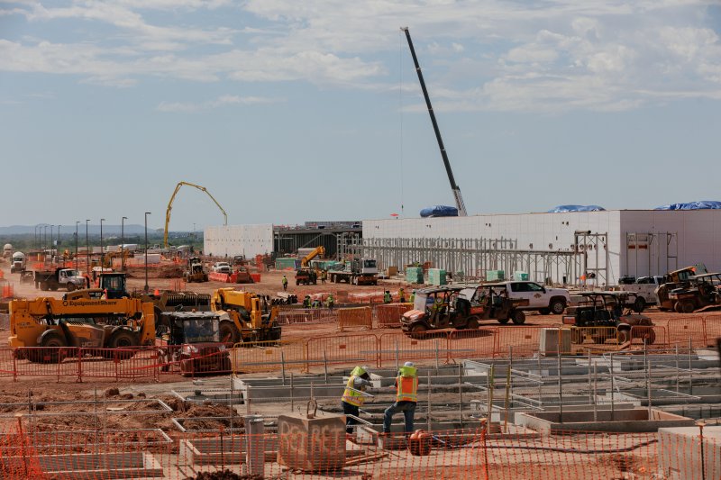 23일(현지시간) 미국 텍사스주 애빌린에서 촬영된 스타게이트 데이터센터 단지 공사 현장에서 인부들이 작업하고 있다.로이터연합뉴스