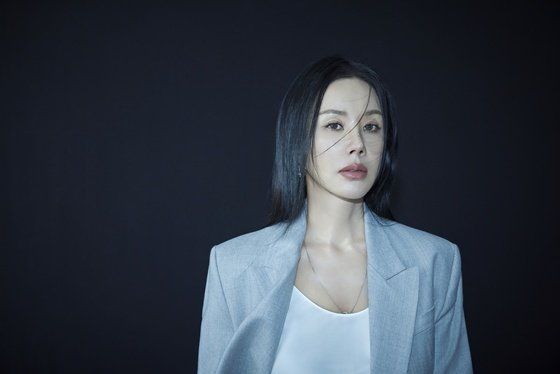 '금스타' 엄정화 "중년의 로코, 걱정 컸는데…인기 다행" [N인터뷰]①