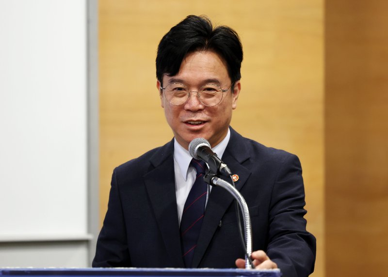 김영훈 고용노동부 장관이 24일 오전 서울 중구 대한상공회의소에서 열린 대한상공회의소 고용노동위원회·경영협의회에서 인사말을 하고 있다. 대한상공회의소는 이날 김영훈 고용노동부 장관을 초청해 '새 정부 주요 고용노동정책 방향'을 주제로 고용노동위원회를 개최했다. 뉴시스