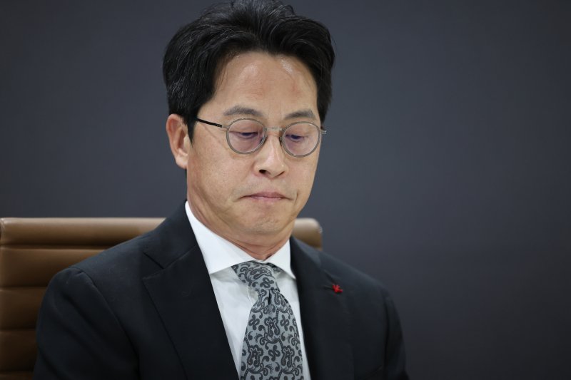 조좌진 롯데카드 대표이사가 19일 오후 서울 종로구 롯데카드 본사에서 열린 '국회 과학기술정보방송통신위원회(과방위)의 대규모 해킹 피해 롯데카드 현장조사'에서 생각에 잠겨 있다. 2025.9.19/뉴스1 ⓒ News1 황기선 기자