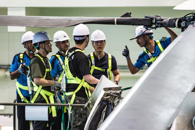 육군이 지난 22일부터 오는 26일까지 논산 육군항공학교에서 육군 국제과정 수리온 정비 교육을 실시한다고 24일 밝혔다. 이라크 교육생들이 한국군 교관 및 조교의 안내에 따라 메인로터 제거 및 장착 실습을 하고 있다. 육군 제공