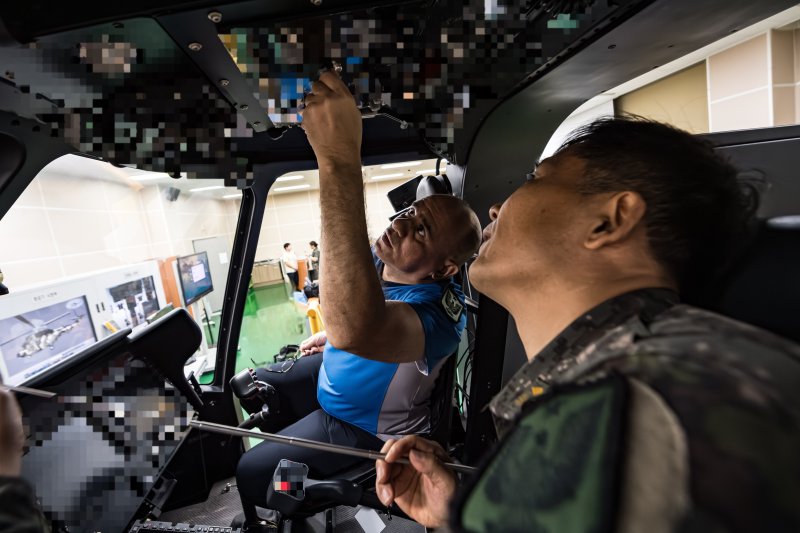 육군이 지난 22일부터 오는 26일까지 논산 육군항공학교에서 육군 국제과정 수리온 정비 교육을 실시한다고 24일 밝혔다. 이라크 교육생이 한국군 교관으로부터 수리온 정비 및 운용 노하우를 전수받고 있다. 육군 제공