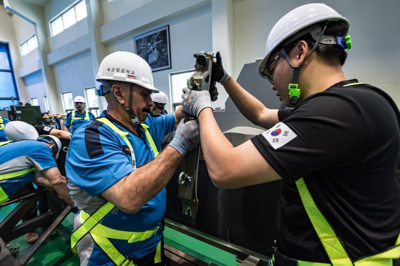 육군이 지난 22일부터 오는 26일까지 논산 육군항공학교에서 육군 국제과정 수리온 정비 교육을 실시한다고 24일 밝혔다. 이라크 교육생들이 한국군 교관 및 조교의 안내에 따라 메인로터 제거 및 장착 실습을 하고 있다. 육군 제공