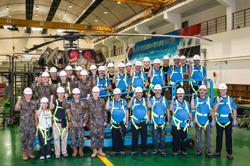 육군이 지난 22일부터 오는 26일까지 논산 육군항공학교에서 육군 국제과정 수리온 정비 교육을 실시한다고 24일 밝혔다. 김득봉 육군항공학교장(왼쪽 다섯 번째) 및 무아마르 마지드 하미드 이라크 교육단장(왼쪽 여섯 번째)과 함께 교육에 참여한 인원들이 기념 촬영하고 있다. 육군 제공