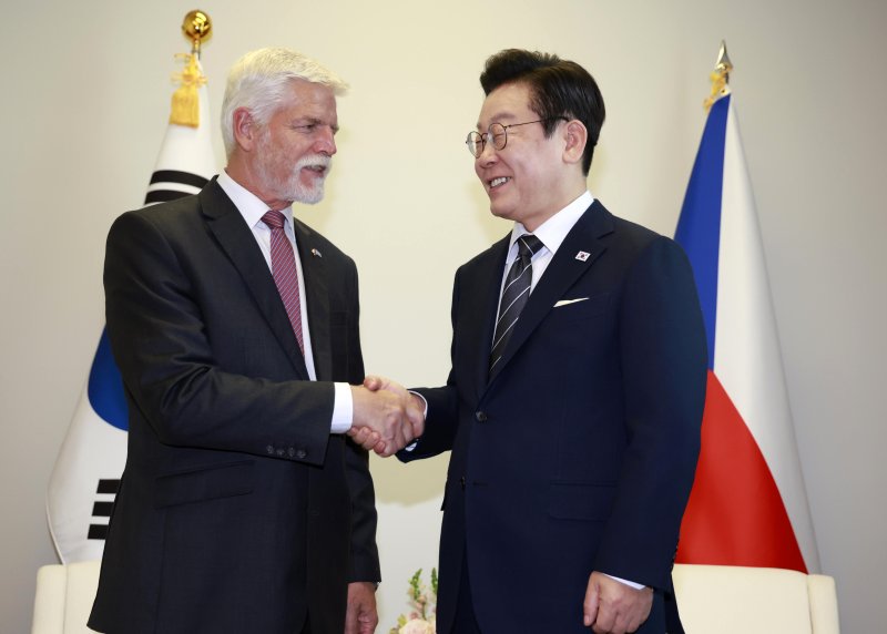 [뉴욕=뉴시스] 최동준 기자 = 이재명 대통령과 페트르 파벨 체코 대통령이 23일(현지 시간) 미국 뉴욕 유엔 본부에서 정상회담에 앞서 기념촬영을 하고 있다. 2025.09.24. photocdj@newsis.com