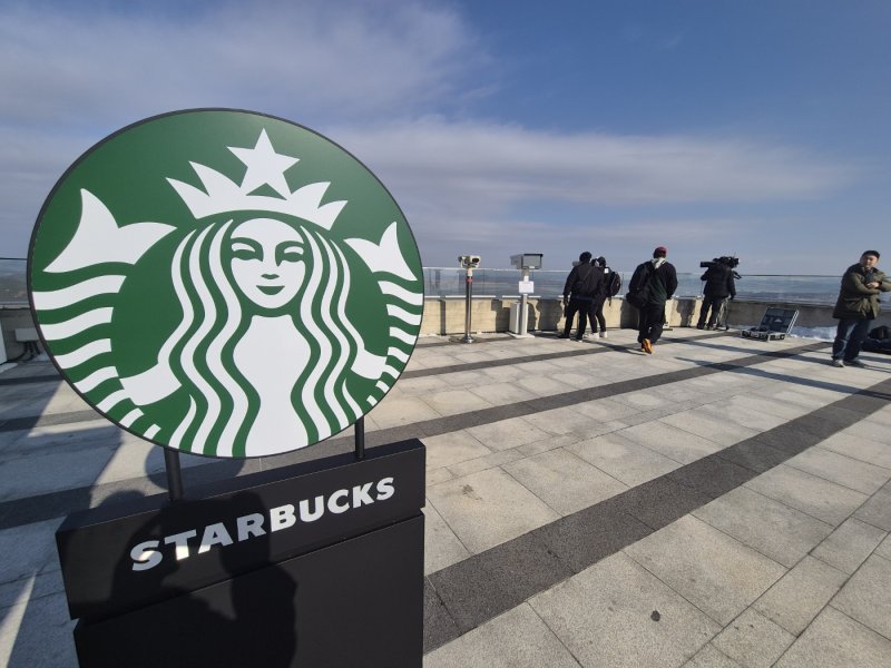 선불충전금 6년간 2조 넘은 스타벅스, 투자 하더니... 놀라운 결과