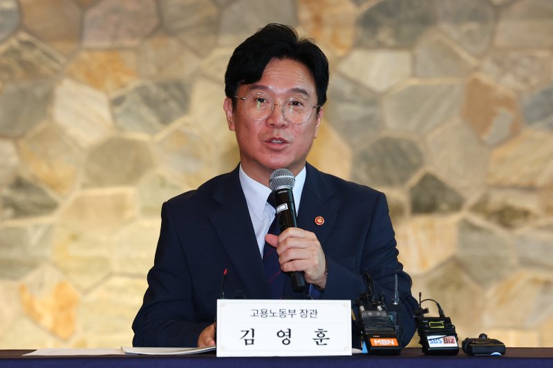 김영훈 노동장관 "중소→중견→대기업 성장사다리 굳건해야"