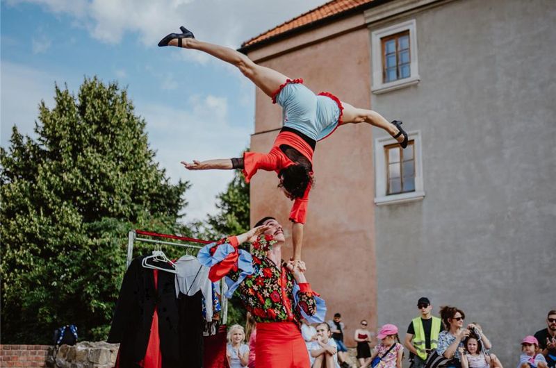 오는 27~28일 부산 일대에서 ‘2025 부산거리예술축제’가 열리는 가운데 이번 축제에 초청된 해외 작품 ‘향수’ 거리공연 모습. 부산문화재단 제공
