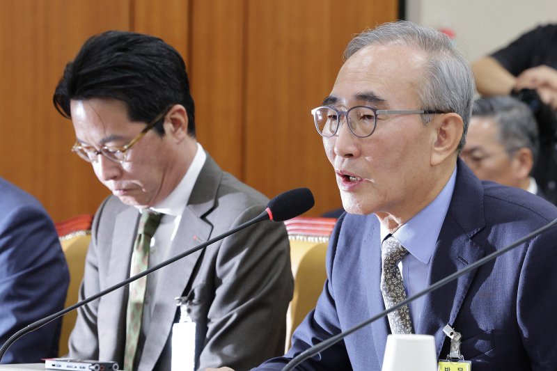 김영섭 KT 대표이사가 24일 서울 여의도 국회 과학기술정보방송통신위원회에서 열린 대규모 해킹사고(통신·금융) 관련 청문회에서 의원 질의에 답변하고 있다. 왼쪽은 조좌진 롯데카드 대표이사. 2025.9.24/뉴스1 ⓒ News1 신웅수 기자