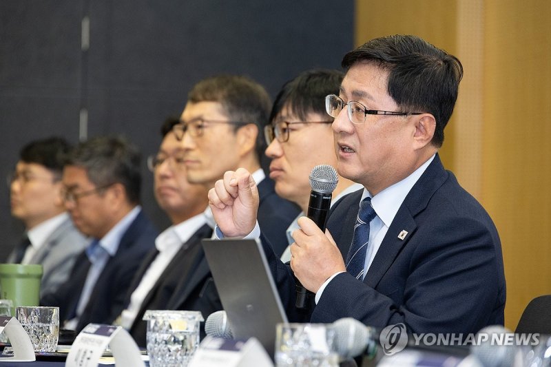 김성환 기후에너지환경부 장관이 지난 9월 24일 열린 2035 NDC 대국민 토론회에서 발언하고 있다. 연합뉴스