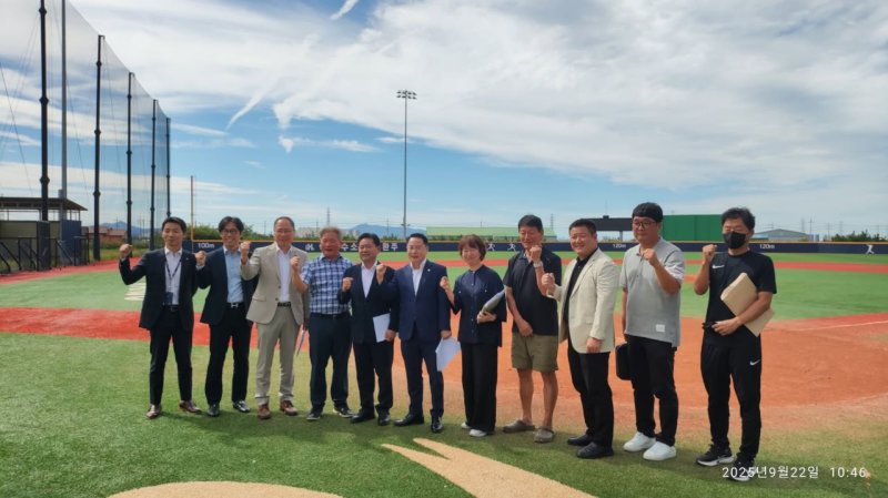 [완주=뉴시스] 윤수봉 전북도의원(왼쪽 다섯번째) 등이 완주군 제2야구장 건립 사업 논의를 위해 현장에서 기념촬영을 하고 있다. (사진= 윤수봉 도의원 제공) *재판매 및 DB 금지